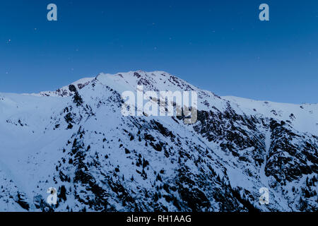 Favoloso mattina stelle su un cielo pulito nei Carpazi, Area di Fagaras Foto Stock