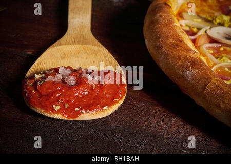 1 cucchiaio di concentrato di pomodoro e pizza Foto Stock