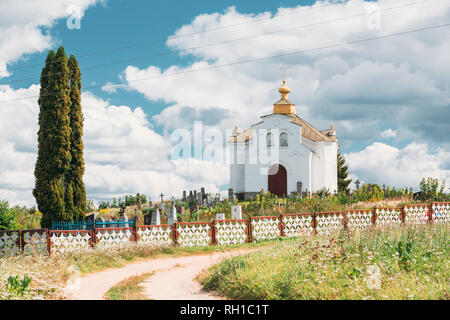 Mir, Bielorussia. Chiesa di San Giorgio al cimitero ortodosso. Famoso punto di riferimento nella giornata d'estate. Storico e architettonico del patrimonio culturale Foto Stock