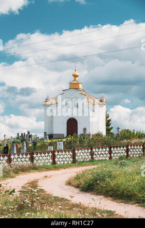 Mir, Bielorussia. Chiesa di San Giorgio al cimitero ortodosso. Famoso punto di riferimento nella giornata d'estate. Storico e architettonico del patrimonio culturale Foto Stock