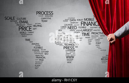 Mappa mondo dietro la cortina di panneggio e la mano di apertura Foto Stock