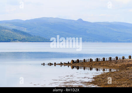 I resti di un antico molo con Scottish colline in lontananza Foto Stock