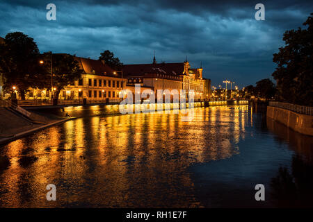 Vista notturna dal fiume Odra l'Università di Wroclaw in Polonia Foto Stock