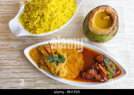 Katla Macher Jhal è un famoso bengali pesce al curry servita in due contrastanti sughi-uno dolcemente pungente e altri piccante e sapido Foto Stock