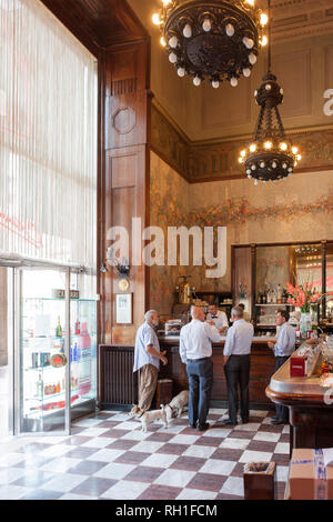 Bar camparino interno con persone, Milano, Italia Foto Stock