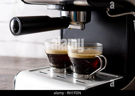 Close up caffè fresco nella macchina per caffè espresso Foto Stock