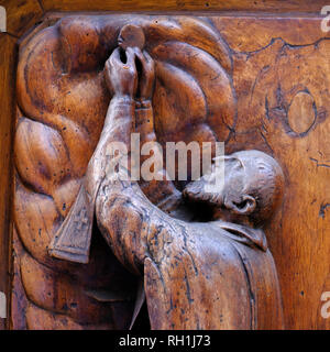 In legno intagliato figure religiose decorare le porte del Duomo di Firenze Italia Foto Stock