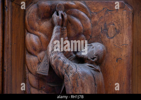 In legno intagliato figure religiose decorare le porte del Duomo di Firenze Italia Foto Stock