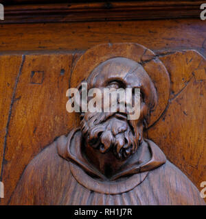 In legno intagliato figure religiose decorare le porte del Duomo di Firenze Italia Foto Stock