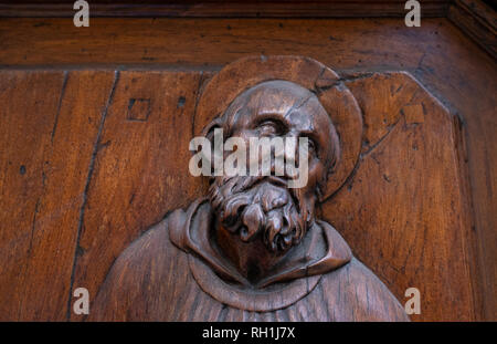 In legno intagliato figure religiose decorare le porte del Duomo di Firenze Italia Foto Stock