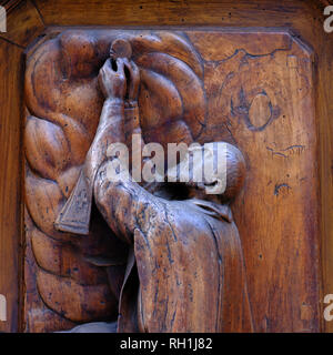 In legno intagliato figure religiose decorare le porte del Duomo di Firenze Italia Foto Stock