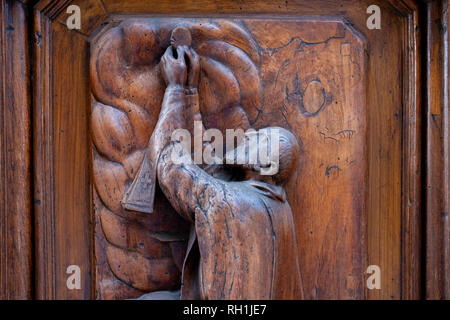 In legno intagliato figure religiose decorare le porte del Duomo di Firenze Italia Foto Stock