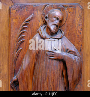 In legno intagliato figure religiose decorare le porte del Duomo di Firenze Italia Foto Stock