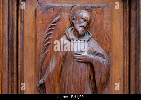 In legno intagliato figure religiose decorare le porte del Duomo di Firenze Italia Foto Stock