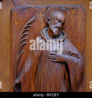 In legno intagliato figure religiose decorare le porte del Duomo di Firenze Italia Foto Stock