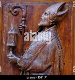 In legno intagliato figure religiose decorare le porte del Duomo di Firenze Italia Foto Stock