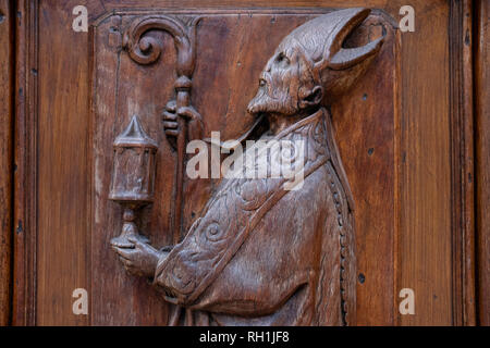 In legno intagliato figure religiose decorare le porte del Duomo di Firenze Italia Foto Stock