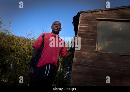 Lenny Johnrose, raffigurato nella sua casa di Preston, Lancashire. Egli era un inglese ex calciatore professionista che durante la sua carriera ha giocato per vari club compresi Burnley, Bury e Swansea City. Nel marzo 2017, di Penrose è stato diagnosticato con sclerosi. Foto Stock