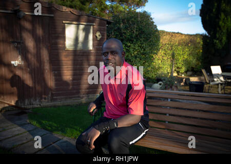 Lenny Johnrose, raffigurato nella sua casa di Preston, Lancashire. Egli era un inglese ex calciatore professionista che durante la sua carriera ha giocato per vari club compresi Burnley, Bury e Swansea City. Nel marzo 2017, di Penrose è stato diagnosticato con sclerosi. Foto Stock