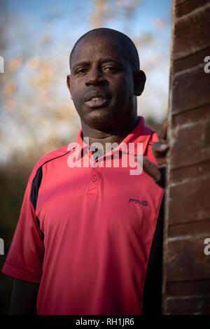 Lenny Johnrose, raffigurato nella sua casa di Preston, Lancashire. Egli era un inglese ex calciatore professionista che durante la sua carriera ha giocato per vari club compresi Burnley, Bury e Swansea City. Nel marzo 2017, di Penrose è stato diagnosticato con sclerosi. Foto Stock