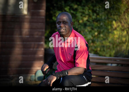 Lenny Johnrose, raffigurato nella sua casa di Preston, Lancashire. Egli era un inglese ex calciatore professionista che durante la sua carriera ha giocato per vari club compresi Burnley, Bury e Swansea City. Nel marzo 2017, di Penrose è stato diagnosticato con sclerosi. Foto Stock