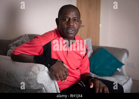 Lenny Johnrose, raffigurato nella sua casa di Preston, Lancashire. Egli era un inglese ex calciatore professionista che durante la sua carriera ha giocato per vari club compresi Burnley, Bury e Swansea City. Nel marzo 2017, di Penrose è stato diagnosticato con sclerosi. Foto Stock