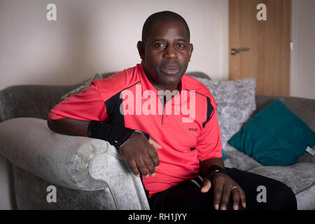 Lenny Johnrose, raffigurato nella sua casa di Preston, Lancashire. Egli era un inglese ex calciatore professionista che durante la sua carriera ha giocato per vari club compresi Burnley, Bury e Swansea City. Nel marzo 2017, di Penrose è stato diagnosticato con sclerosi. Foto Stock