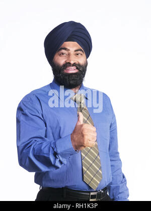 Ritratto di un SARDAR SIKH uomo lampeggiare un segno di vittoria, pollice in alto Foto Stock