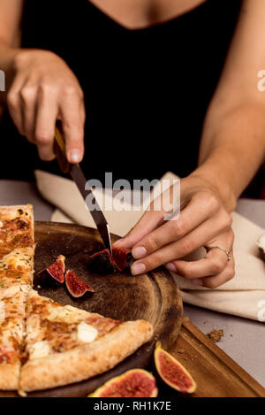 Close up mani femminili il taglio di figura 1 con lama Foto Stock