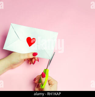 Una rosa rossa e un cuore rosso busta per il giorno di san valentino Foto  stock - Alamy