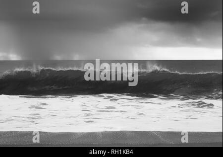 Immagine in bianco e nero di un'onda off il Cornish Coast - Giovanni Gollop Foto Stock