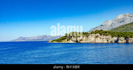 Vista del villaggio turistico di Makarska su un giorno di estate in Riviera di Makarska, Croazia. Foto Stock