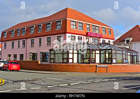 L'Hotel Atlantic Hotel occupa una posizione privilegiata sulla West Drive in Porthcawl con vedute dal conservatorio attraverso il canale di Bristol.Porthcawl S.Galles Foto Stock