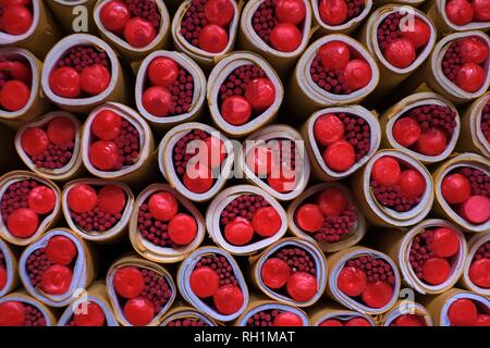 Un'immagine ravvicinata di avvolgere i bastoncini di incenso stock in un tempio buddista. Foto Stock
