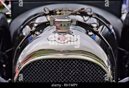 Vista dettagliata del tappo del radiatore e il logo di un antico Bentley Foto Stock