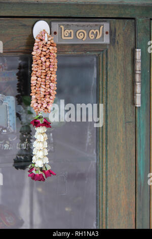 In un tempio buddista (Wat Intharavihan) a Bangkok (Thailandia). Foto Stock