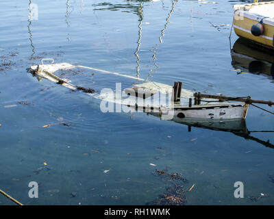 Affondata la barca di legno nel porto di marea, dopo il maltempo ha colpito Cornwall, Regno Unito Foto Stock