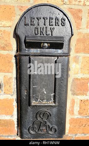 Ridondante, Letter Box, Edward VII, raro, Post Box, Mail Box, ridondante, non utilizzato, Edward VII, ferro, Vintage, icona britannica, Ciclatore, lato canale. Foto Stock