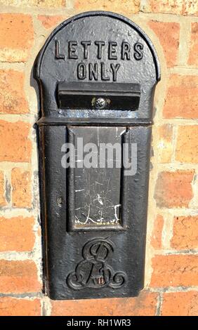 Ridondante, Letter Box, Edward VII, raro, Post Box, Mail Box, ridondante, non utilizzato, Edward VII, ferro, Vintage, icona britannica, Ciclatore, lato canale. Foto Stock