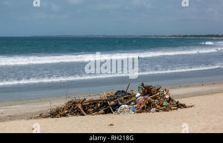 Disgustoso e pericoloso cumuli di rifiuti sulla spiaggia di Bali Indonesia il 15 dicembre 2018 Foto Stock