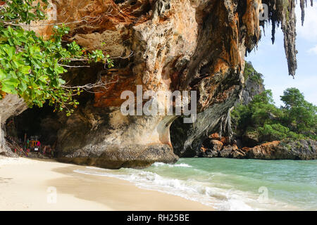 Phra Nang Cave Beach nella penisola di Railay, Krabi distretto, Thailandia. Foto Stock