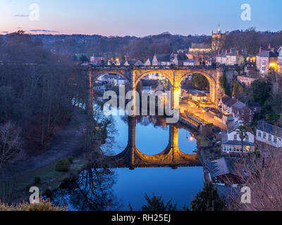 Il viadotto ferroviario a Knaresborough riflessa nel fiume Nidd al crepuscolo North Yorkshire, Inghilterra Foto Stock