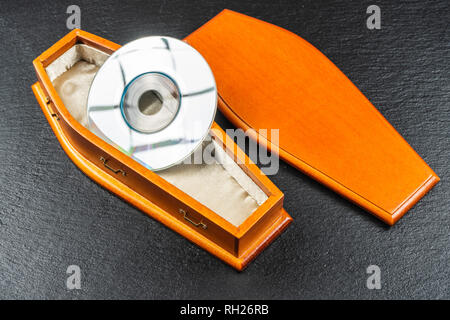 Mini compact disc o pocket compact disc nella bara.concetto. Foto Stock