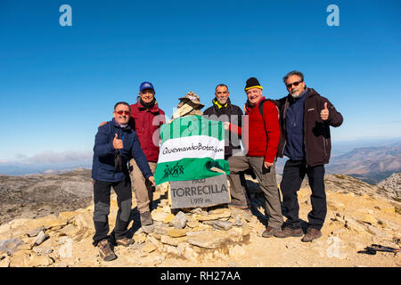 Gruppo di escursionisti a coronamento del picco di Torrecilla. Escursioni nella natura. Riserva della Biosfera. Parco Naturale della Sierra de las Nieves. Ronda, provincia di Malaga. Andalusi Foto Stock