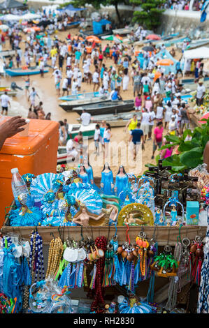 Panoramica Panoramica della spiaggia affollata a Rio Vermelho con la dea del mare negozio di souvenir presso il Festival di Yemanja in Salvador de Bahia, Brasile, Foto Stock