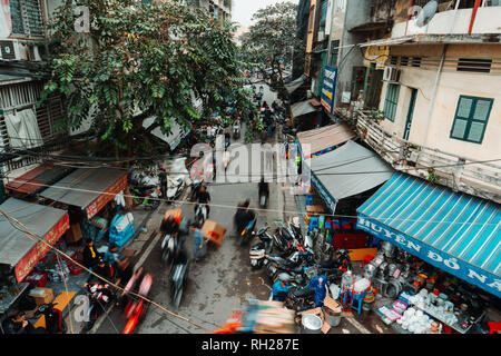 Hanoi, Vietnam, 12.20.18: la vita nelle strade di Hanoi. Traffico caotico di Hanoi con assenza di regole sulla strada. Foto Stock