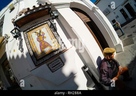 Chiesa di San Sebastiano, bianco tipico villaggio di Mijas Pueblo. Costa del Sol, provincia di Malaga. Andalusia, Spagna meridionale. Europa Foto Stock