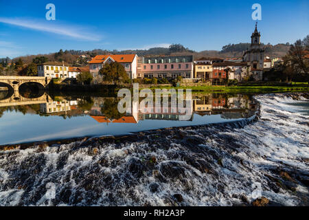 Antico ponte, Vez river e il villaggio di Arcos de Valdevez. Viana do Castelo, Alto regione del Minho. Il nord del Portogallo, Europa Foto Stock