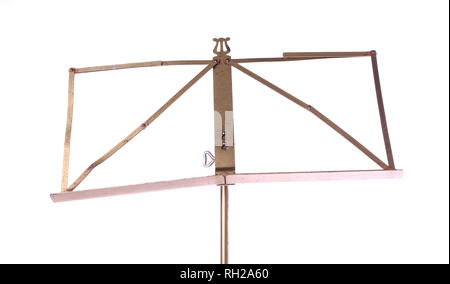 Molto vecchio ottone music stand, isoalted su bianco Foto Stock