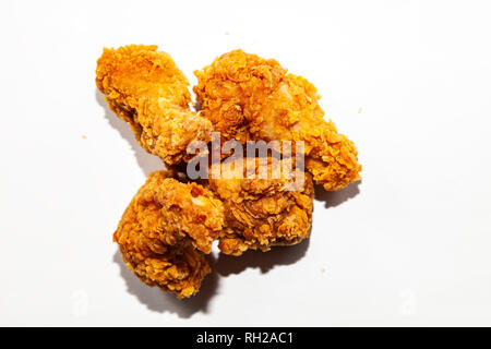 Stuzzicanti fast food - frittura di ali di pollo in salsa piccante e panatura è un piatto popolare in ristoranti e cinema. Cestino malsano. Foto Stock